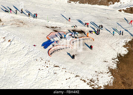 Parapente en attente de lancer à partir de prendre sur la station de ski du Brévent sur la vallée de Chamonix Banque D'Images