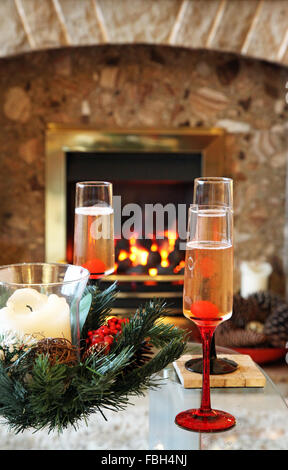 Des boissons festives à l'heure de Noël devant un vrai incendie Banque D'Images