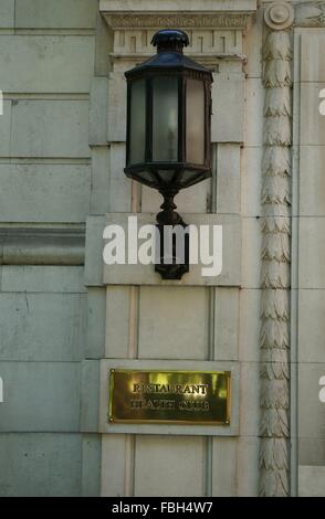 Panneau « Restaurant & Health Club » sous une lampe historique La ville de Londres Angleterre GB UK 2015 Banque D'Images