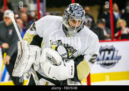 Raleigh, Caroline du Nord, USA. 12 Jan, 2016. Le gardien Marc-andré Fleury des Penguins de Pittsburgh (29) au cours de la partie de la LNH entre les Penguins de Pittsburgh et les Hurricanes de la Caroline au PNC Arena. © Andy Martin Jr./ZUMA/Alamy Fil Live News Banque D'Images