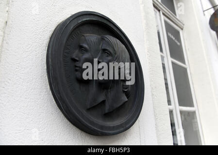 Düsseldorf, Allemagne. 12 Jan, 2016. Une plaque avec l'image de Robert et Clara Schumann accroché sur la façade de la maison de Schumann à Düsseldorf, Allemagne, 12 janvier 2016. Le violoncelliste Thomas Beckmann a été vivant dans la maison avec sa femme, la pianiste japonaise Kayoko, Beckmann-Matsushita pendant 27 ans. Maintenant, il est demandé de partir, mais refuse. Photo : Horst Ossinger/dpa/Alamy Live News Banque D'Images