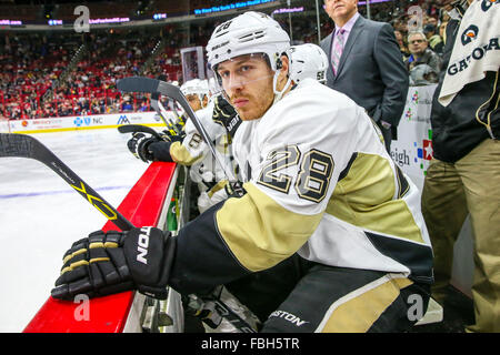 12 janvier 2016 - Raleigh, Caroline du Nord, États-Unis - le défenseur des Penguins de Pittsburgh Ian Cole (28) au cours de la partie de la LNH entre les Penguins de Pittsburgh et les Hurricanes de la Caroline au PNC Arena. (Crédit Image : © Andy Martin fils via Zuma sur le fil) Banque D'Images