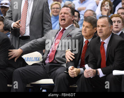 Chapel Hill, North Carolina, USA. 16 janvier, 2016. North Carolina State Wolfpack entraîneur en chef Mark Gottfried furieux sur premier semestre foul appelé sur l'état de la Caroline du Nord au cours de jeu de basket-ball de NCAA entre les North Carolina State Wolfpack et le North Carolina Tarheels au centre Dean Smith à Chapel Hill, Caroline du Nord. Reagan Lunn/CSM/Alamy Live News Banque D'Images