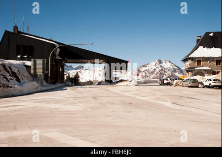 Le passage de la frontière nationale N330a entre la France et l'Espagne dans les Pyrénées à Candanchu Banque D'Images