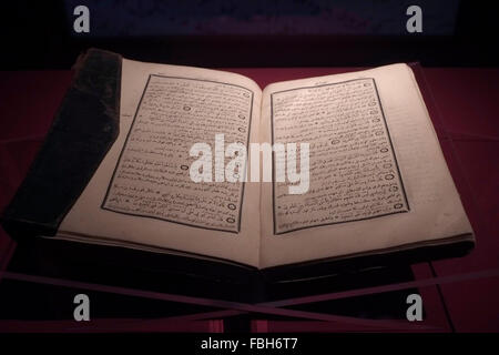 Vieux livre Coran affiché dans le palais des Chahs de la du 14e siècle à Icheri Sheher qui est le coeur historique de Bakou énumérés dans la liste des sites du patrimoine mondial de l'Unesco dans la ville de Bakou en Azerbaïdjan Banque D'Images