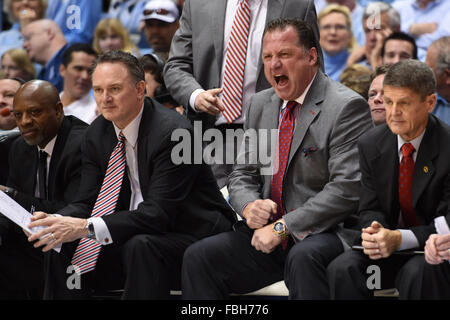 Chapel Hill, North Carolina, USA. 16 janvier, 2016. North Carolina State Wolfpack entraîneur en chef Mark Gottfried furieux sur premier semestre foul appelé sur l'état de la Caroline du Nord au cours de jeu de basket-ball de NCAA entre les North Carolina State Wolfpack et le North Carolina Tarheels au centre Dean Smith à Chapel Hill, Caroline du Nord. Reagan Lunn/CSM/Alamy Live News Banque D'Images