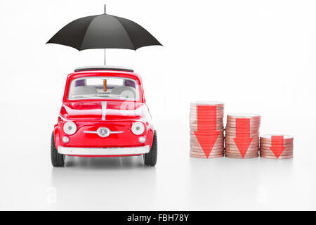 Une voiture avec un parapluie et la diminution des crédits, ce qui indique une diminution de la valeur/bénéfices Banque D'Images