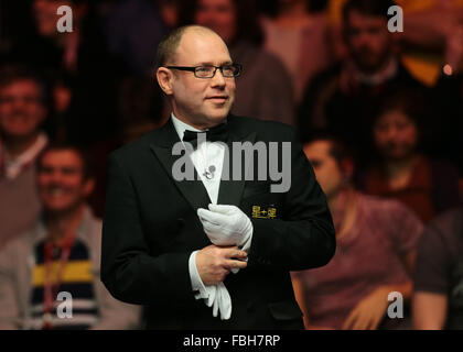 Alexandra Palace, Londres, Royaume-Uni. 16 janvier, 2016. Masters de snooker. Demi-finale. Colin Humphries se prépare à l'arbitre de la demi-finale entre Ronnie O'Sullivan et Stuart Bingham : Action Crédit Plus Sport/Alamy Live News Banque D'Images