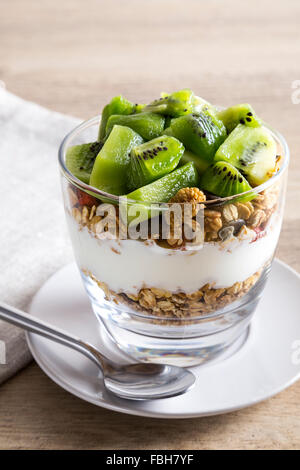 Granola et yogourt en verre avec kiwi Banque D'Images
