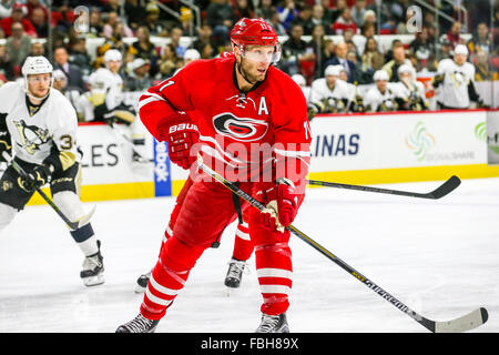Jordan Staal centre Carolina Hurricanes (11) au cours de la partie de la LNH entre les Penguins de Pittsburgh et les Hurricanes de la Caroline au PNC Arena. Banque D'Images