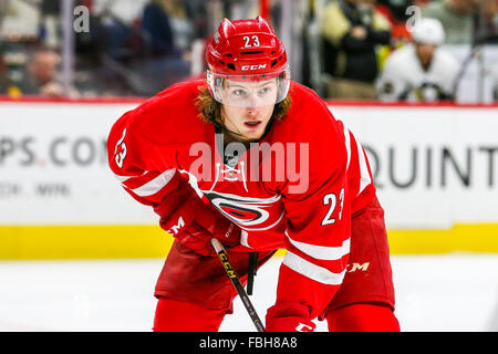 L'aile gauche des Hurricanes de la Caroline McGinn Brock (23) au cours de la partie de la LNH entre les Penguins de Pittsburgh et les Hurricanes de la Caroline au PNC Arena. Banque D'Images