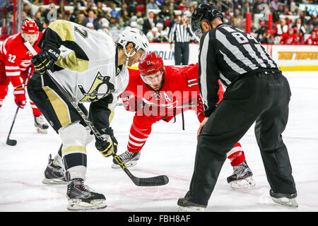Centre des Penguins de Pittsburgh Matt Cullen (7) et Jordan Staal centre Carolina Hurricanes (11) au cours de la partie de la LNH entre les Penguins de Pittsburgh et les Hurricanes de la Caroline au PNC Arena. Banque D'Images