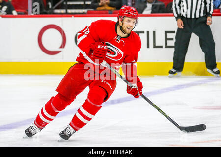 Centre Carolina Hurricanes Jay McClement (18) au cours de la partie de la LNH entre les Penguins de Pittsburgh et les Hurricanes de la Caroline au PNC Arena. Banque D'Images