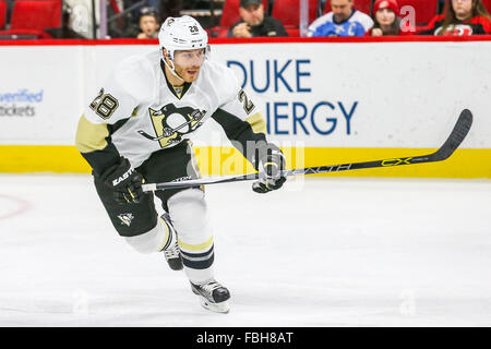 Le défenseur des Penguins de Pittsburgh Ian Cole (28) au cours de la partie de la LNH entre les Penguins de Pittsburgh et les Hurricanes de la Caroline au PNC Arena. Banque D'Images