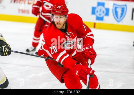 Centre Carolina Hurricanes Riley Nash (20) au cours de la partie de la LNH entre les Penguins de Pittsburgh et les Hurricanes de la Caroline au PNC Arena. Banque D'Images