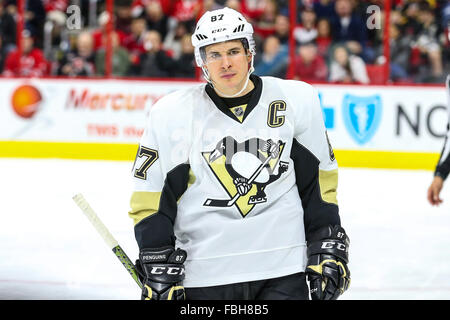 Centre des Penguins de Pittsburgh Sidney Crosby (87) au cours de la partie de la LNH entre les Penguins de Pittsburgh et les Hurricanes de la Caroline au PNC Arena. Banque D'Images