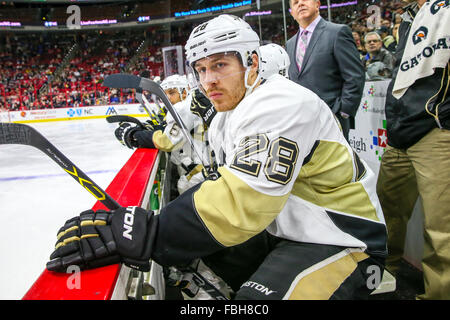 Le défenseur des Penguins de Pittsburgh Ian Cole (28) au cours de la partie de la LNH entre les Penguins de Pittsburgh et les Hurricanes de la Caroline au PNC Arena. Banque D'Images