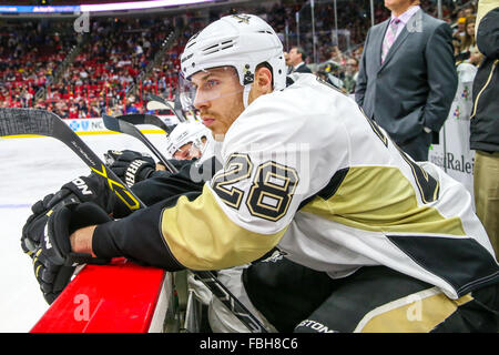 Le défenseur des Penguins de Pittsburgh Ian Cole (28) au cours de la partie de la LNH entre les Penguins de Pittsburgh et les Hurricanes de la Caroline au PNC Arena. Banque D'Images