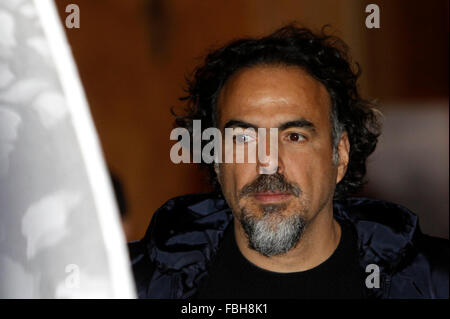 Rome, Italie. 16 janvier, 2016. Réalisateur mexicain Alejandro Gonzalez Inarritu pose pendant un appel de photo pour présenter son film 'Le Revenant'. Credit : Isabella Bonotto/Mettre à jour les images/Pacific Press/Alamy Live News Banque D'Images