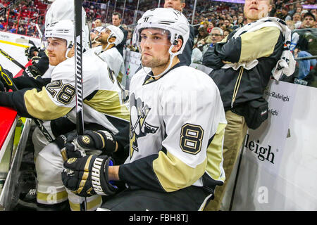Le défenseur des Penguins de Pittsburgh Brian Dumoulin (8) au cours de la partie de la LNH entre les Penguins de Pittsburgh et les Hurricanes de la Caroline au PNC Arena. Banque D'Images