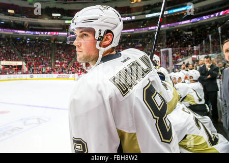 Le défenseur des Penguins de Pittsburgh Brian Dumoulin (8) au cours de la partie de la LNH entre les Penguins de Pittsburgh et les Hurricanes de la Caroline au PNC Arena. Banque D'Images