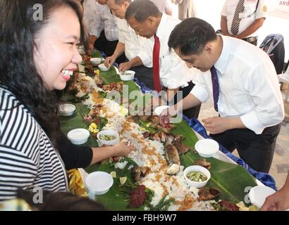 Dubaï, Émirats arabes unis. 14 Jan, 2016. (De gauche à droite), l'Ambassadeur des Philippines à l'éau Constancio Vingno Jr, Vice-président philippin Jejomar Binay C. (cravate rouge), Consul général des Philippines Paul Raymund Cortes, d'autres fonctionnaires consul rejoint boodle lutte avec les OFW DE POLO Dubai © Robert Oswald Alfiler/Alamy Live News Banque D'Images