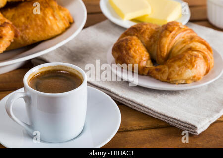 Petit-déjeuner Café et croissants Banque D'Images