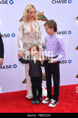 Hollywood, Californie, USA. 16 janvier, 2016. Kate Hudson, Bingham Hawn Bellamy et Ryder Robinson arrive pour la première du film "Kung Fu Panda 3' au théâtre chinois. Credit : Lisa O'Connor/ZUMA/Alamy Fil Live News Banque D'Images