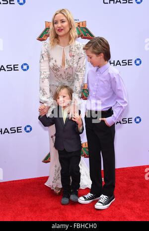 Hollywood, Californie, USA. 16 janvier, 2016. Kate Hudson, Bingham Hawn Bellamy et Ryder Robinson arrive pour la première du film "Kung Fu Panda 3' au théâtre chinois. Credit : Lisa O'Connor/ZUMA/Alamy Fil Live News Banque D'Images