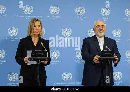 Vienne, Autriche. 16 janvier, 2016. Le ministre iranien des affaires étrangères Mohammad Javad Zarif(R) et de l'Union européenne (UE) pour la politique étrangère Federica Mogherini assister à une conférence de presse à Vienne, Autriche, le 16 janvier 2016. L'Union européenne (UE) et l'Iran dans la nuit de samedi ont annoncé conjointement le jour de la mise en œuvre de l'accord nucléaire historique après l'Agence internationale de l'énergie atomique (AIEA) a confirmé toutes les étapes de préparation ont été réalisées par Téhéran. © Qian Yi/Xinhua/Alamy Live News Banque D'Images