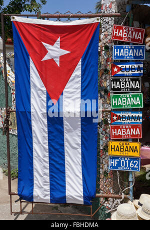 Drapeau cubain et plaques souvenirs en vente à la boutique touristique, La Havane, Cuba Banque D'Images