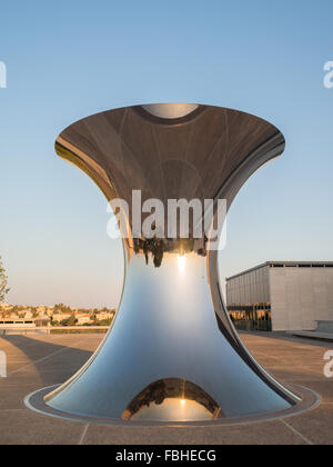 Anish Kapoor sculpture tournant le monde à l'envers au Musée d'Israël Banque D'Images