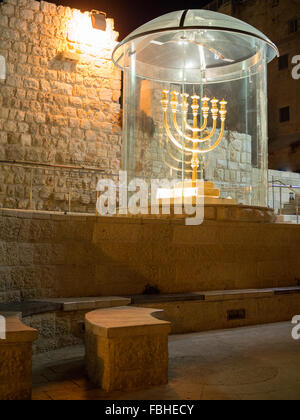 Photo de nuit de la Golden Menorah menorah du Temple aka dans le vieux quartier juif de Jérusalem Banque D'Images