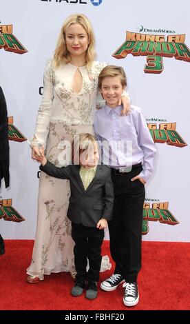 Los Angeles, CA, USA. 16 janvier, 2016. Kate Hudson et Fils Ryder Robinson, Bingham Hawn Bellamy au niveau des arrivées pour Kung Fu Panda 3 Premiere, TCL Chinese 6 cinémas (autrefois Grauman's), Los Angeles, CA, 16 janvier 2016. Credit : Dee Cercone/Everett Collection/Alamy Live News Banque D'Images