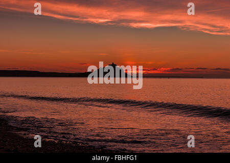 Lever de soleil sur St Michael's Mount, Cornwall, Angleterre. 16 janvier 2016. Le soleil s'élève au-dessus de St Michael's Mount sur un hivers froid matin. Credit : Barry Bateman / Alamy Live News Banque D'Images