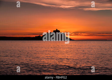 Lever de soleil sur St Michael's Mount, Cornwall, Angleterre. 16 janvier 2016. Le soleil s'élève au-dessus de St Michael's Mount sur un hivers froid matin. Credit : Barry Bateman / Alamy Live News Banque D'Images