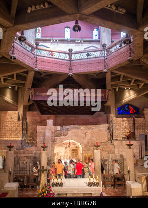 Les gens observant la grotte à l'intérieur de la basilique de l'Annonciation Banque D'Images