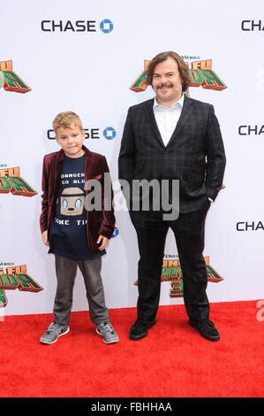 Los Angeles, CA, USA. 16 janvier, 2016. Jack Black, fils Samuel Jason Black au hall des arrivées pour Kung Fu Panda 3 Premiere, TCL Chinese 6 cinémas (autrefois Grauman's), Los Angeles, CA, 16 janvier 2016. Credit : Elizabeth Goodenough/Everett Collection/Alamy Live News Banque D'Images
