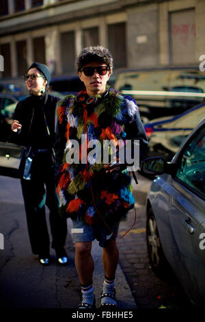 Milan, Italie. 16 janvier, 2016. Arrivée des invités à assister à un défilé de mode à Milan, Italie, le 16 janvier 2016. Milan Fashion Week a eu lieu du 15 au 19 janvier. © Jin Yu/Xinhua/Alamy Live News Banque D'Images