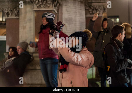 Londres, Royaume-Uni. 16 janvier 2016. Un visiteur prend une photo de la projection cameraphone appelé 'la lumière de l'Esprit" par Patrice Warrener à l'abbaye de Westminster. Le travail fait partie de lumière Londres, une nouvelle grande fête des lumières qui s'est continué le week-end comme un très grand nombre de personnes ont visité le troisième des quatre soirée événement mettant en vedette des artistes qui travaillent avec la lumière. L'événement est produit par l'Artichaut et soutenu par le maire de Londres. Crédit : Stephen Chung / Alamy Live News Banque D'Images