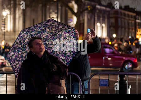 Londres, Royaume-Uni. 16 janvier 2016. Un visiteur regarde la projection appelée 'la lumière de l'Esprit" par Patrice Warrener à l'abbaye de Westminster. Le travail fait partie de lumière Londres, une nouvelle grande fête des lumières qui s'est continué le week-end comme un très grand nombre de personnes ont visité le troisième des quatre soirée événement mettant en vedette des artistes qui travaillent avec la lumière. L'événement est produit par l'Artichaut et soutenu par le maire de Londres. Crédit : Stephen Chung / Alamy Live News Banque D'Images