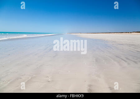 Eighty Mile Beach est situé sur le front de mer entre le Port Hedland et Broome, et est une étape idéale sur cette longue étendue de Banque D'Images