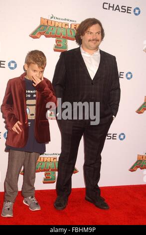 Hollywood, Californie, USA. 16 janvier, 2016. Jack Black & Fils assister à la ''Kung Fu Panda 3'' Premiere.au Chinese Theatre à Hollywood, Californie le 16 janvier 2016. 2016 Credit : Phil Roach/Globe Photos/ZUMA/Alamy Fil Live News Banque D'Images
