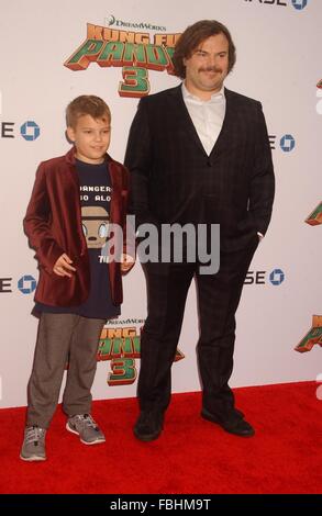 Hollywood, Californie, USA. 16 janvier, 2016. Jack Black & Fils assister à la ''Kung Fu Panda 3'' Premiere.au Chinese Theatre à Hollywood, Californie le 16 janvier 2016. 2016 Credit : Phil Roach/Globe Photos/ZUMA/Alamy Fil Live News Banque D'Images