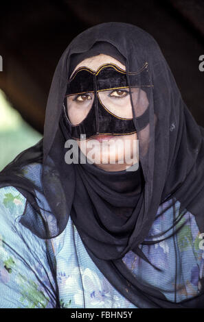 L'Oman. Femme portant une burqa (Masque de visage). Banque D'Images
