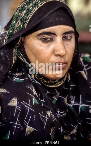 L'Oman. Femme de Masirah portant foulard. Banque D'Images