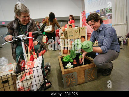 Vancouver, Canada. 16 janvier, 2016. Un exposant montre à un visiteur sur la façon de faire pousser des légumes à la maison pendant les Homesteads Expo à Vancouver, Canada, le 16 janvier 2016. Les Homesteads Expo met en vedette certains des spécialistes sur place pour montrer comment maintenir un style de vie de l'autosuffisance par la préservation et la création d'aliments à la maison. Par la promotion de la DIY (Do-it-yourself) culture, il évoque les gens à s'attaquer à la question de la durabilité. Credit : Liang sen/Xinhua/Alamy Live News Banque D'Images