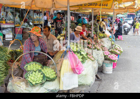 Marchands vendant des fleurs de lotus, Pak Khlong Talat marché aux fleurs, Bangkok, Thaïlande Banque D'Images