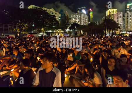 HONG KONG - 4 juin : inscrivez-vous les mémoriaux de la manifestations de la Place Tiananmen de 1989, dans le parc Victoria, le 4 juin 2015. Banque D'Images