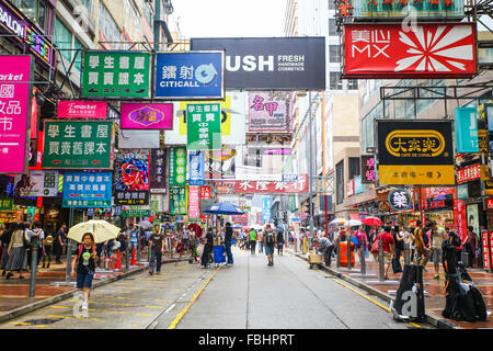 HONG KONG - le 24 mai : la foule à Mongkok, le 24 mai 2015 à Hong Kong, Chine. Dans Mongkok Kowloon est l'un des plus Banner place i Banque D'Images